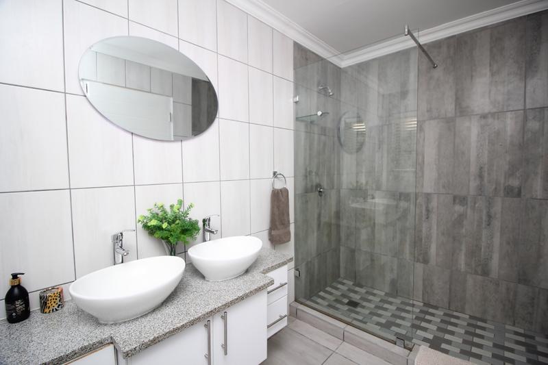 5 Bedroom Property for Sale in Reebok Western Cape